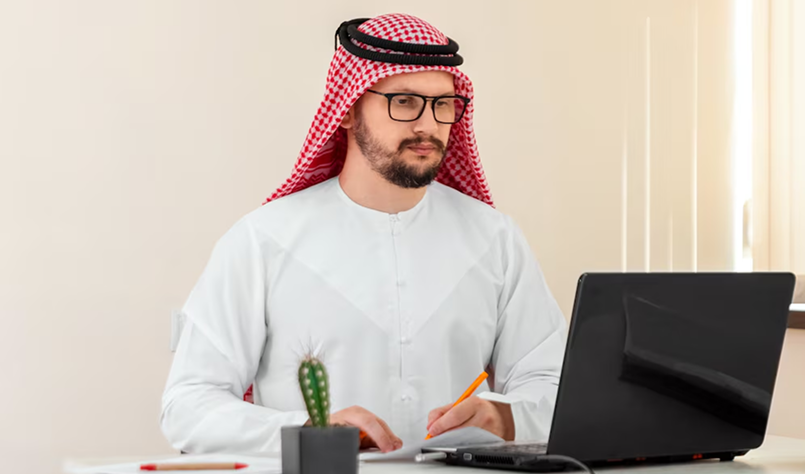 طالب يذاكر لـ SAT